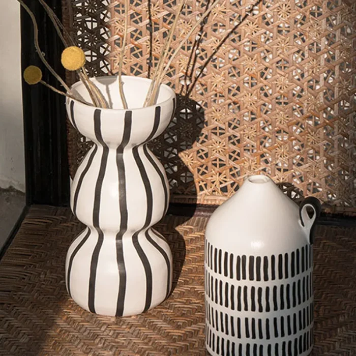 Original hand-painted vase black and white handmade retro art round belly line home accessories homestay decoration furnishings 3