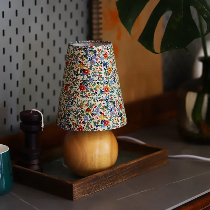 Retro Floral Small Table Lamp Bedside Lamp French Pastoral Style Decoration Solid Wood Table Lamp Indoor Atmosphere Lamp 3